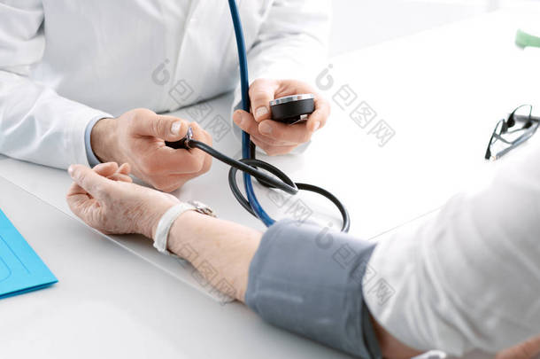 医生<strong>测量</strong>老年病人的血压