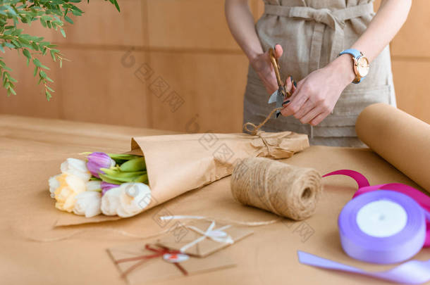 在工艺纸上安排郁金香花束的花店裁剪镜头