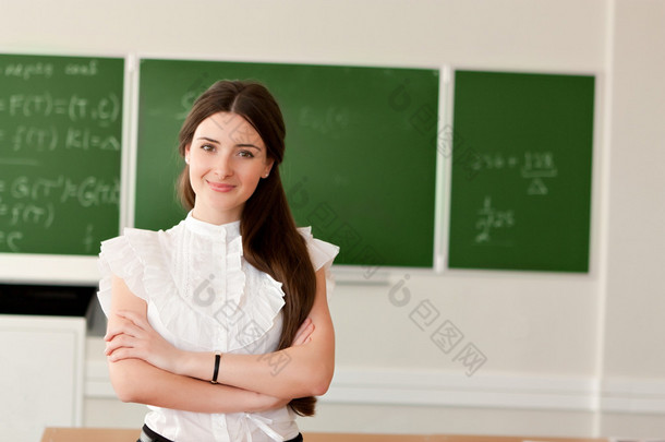 老师在黑板上的<strong>背景</strong>