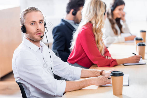 呼叫中心操作员有选择的重点工作在工作场所与咖啡去办公室