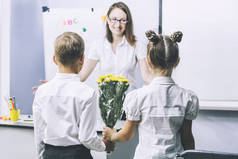 漂亮的孩子学校儿童与教师的花朵