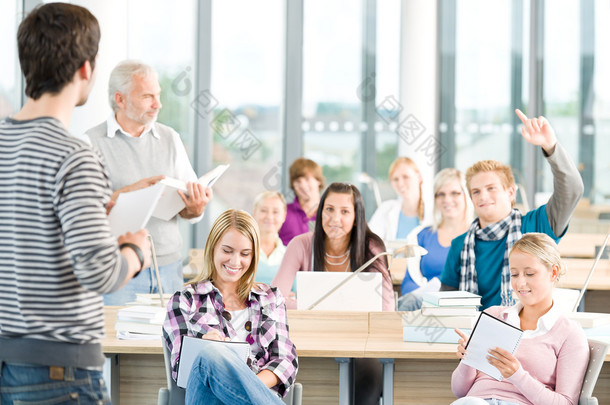 课堂上的一组学生学校课堂,年轻教师,学生种树