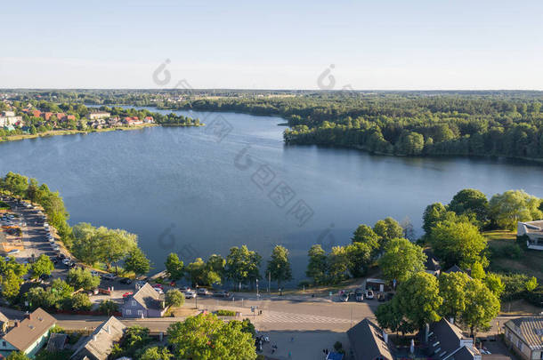 位于立陶宛Galve湖附近的Trakai市的无人驾驶飞机拍摄的美丽的航景照片。环绕着美丽的湖泊和绿岛，吸引了大量的游客。(系列))