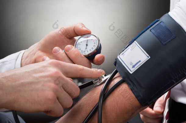 医生检查血压