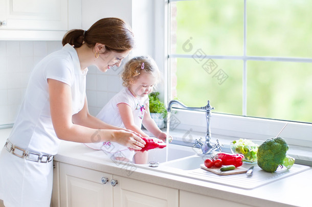 母亲和她的女儿洗菜
