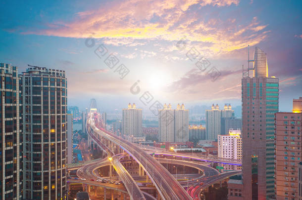 航空摄影在城市高架桥的日出