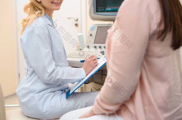 产科<strong>妇科</strong>医生在超声扫描办公室咨询孕妇的裁剪照片