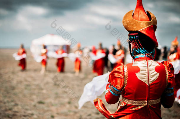 年轻的漂亮女人穿着传统的民族蒙古族卡尔米基安礼服在节日的照片.