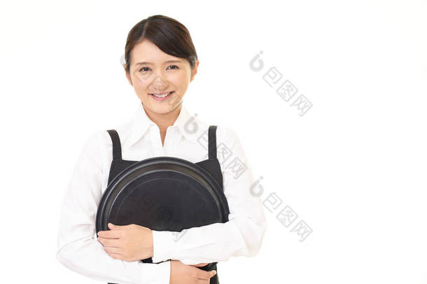 微笑的亚洲女服务员查出在白色背景