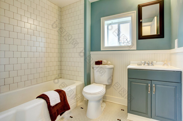 新改型蓝色浴室配有经典的白瓷砖.