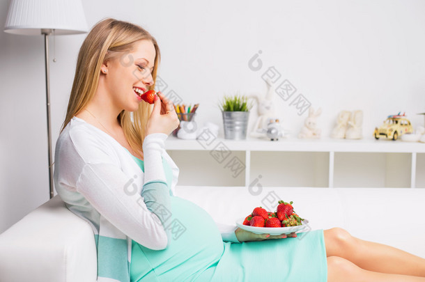 吃草莓的<strong>孕妇</strong>
