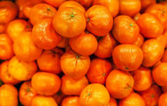  橘色背景。有机成熟的官僚在市场上。收获的概念。堆 clementines