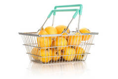 新鲜橙色日本枇杷在一个购物篮在白色背景隔离