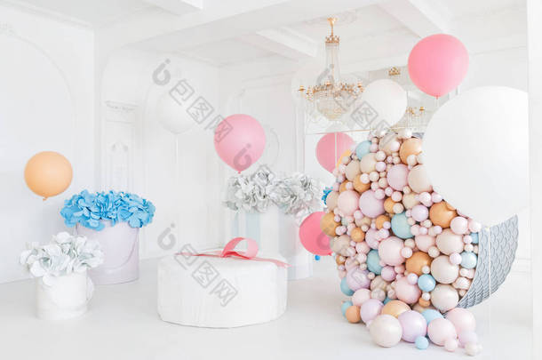 框用鲜花和用球和气球在房间里的大 pudrinitsa 装饰<strong>生日派对</strong>.