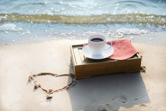 杯咖啡在海滩