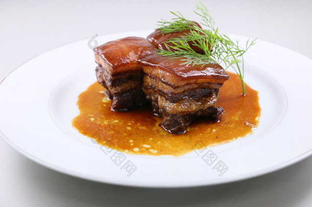 红烧猪肉用草药在白板上的中国风格