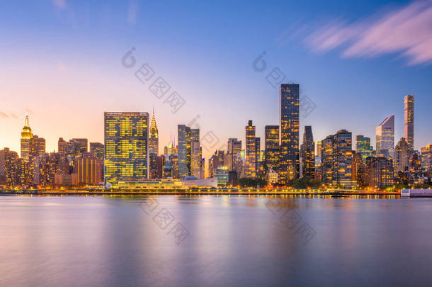 纽约, 纽约, 美国市中心的天际线从东江水在黄昏.