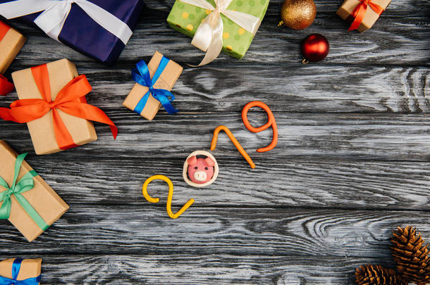 2019年标志和圣诞礼物在木表面的最高的看法
