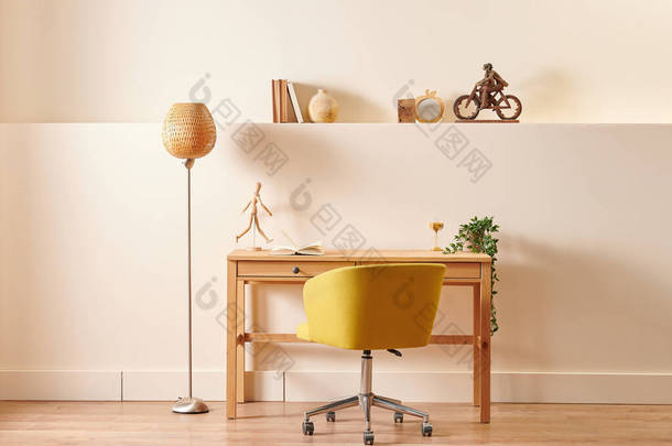 木椅、桌子、灯具、书籍风格、家居装饰、墙体背景.