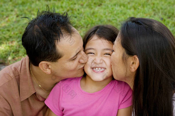 亲<strong>爱</strong>的亚州父母和他们的女儿微笑.