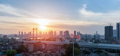 武汉鹦鹉滩长江大桥在日落