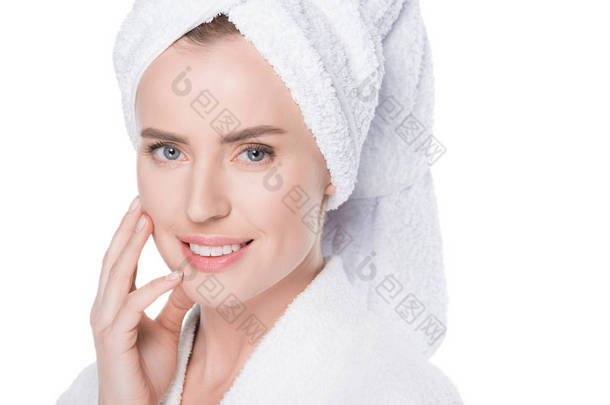 妇女与干净<strong>的</strong>皮肤浴袍和毛巾在头发触摸自己<strong>的</strong>脸上孤立<strong>的</strong>白色 