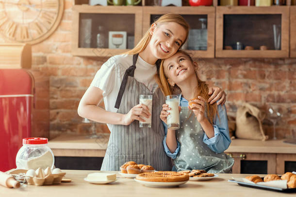 做饭后喝<strong>牛奶</strong>时母女关系很好