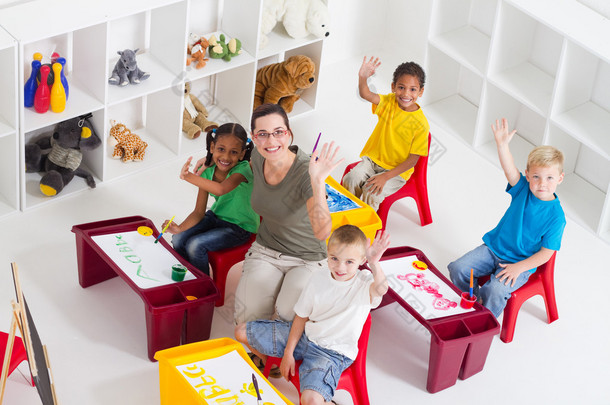 幼儿园老师和学生在课堂中学校课堂,年轻教师