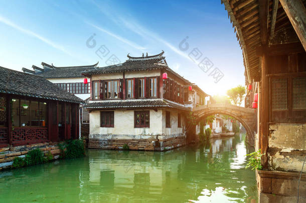 周庄, 中国是苏州地区著名的水上城市。长江以南有许多古老的城镇。.