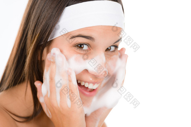 青少年问题皮肤护理-女人洗脸