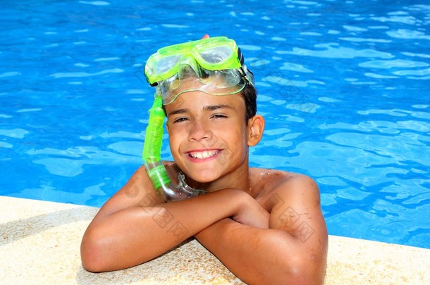 男孩快乐少年度假游泳公安条例 》