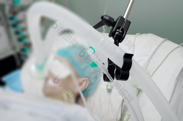 呼吸的病人在 Icu 呼吸机的电路