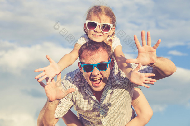 父亲和女儿在一天时间在公园里<strong>玩</strong>.