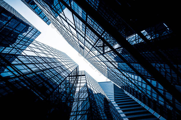 摩天大楼的低角度视图