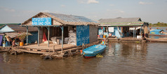 仓库与在 ozeretonlesap 在柬埔寨的水工程建筑材料.