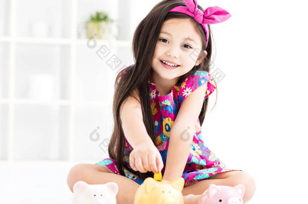 快乐的小女孩玩小猪禁令