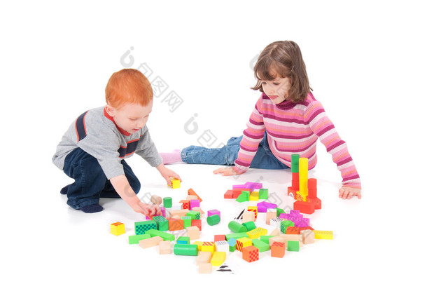 孩子们玩玩积木