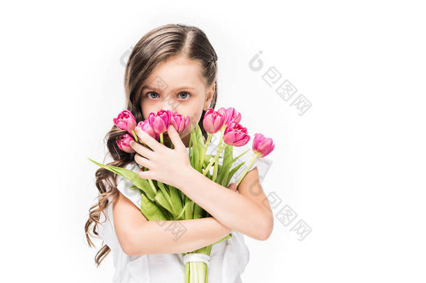 可爱的孩子的肖像与花束的手在白色, 母亲日概念隔离