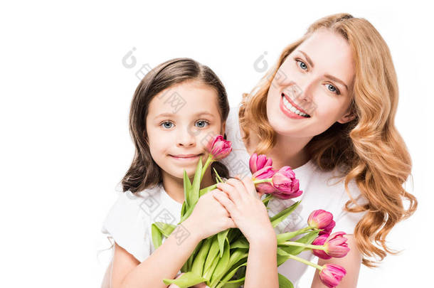 幸福的母亲和小女儿的肖像与<strong>花</strong>束的<strong>花</strong>朵隔离在白色, 母亲节的概念