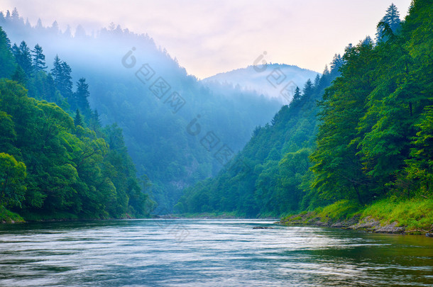 这个峡谷山区河流在早上