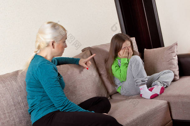母亲和女儿谈家里的沙发上