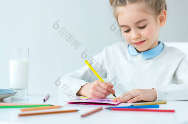 孩子图画贺卡为母亲用五颜六色的<strong>铅笔</strong>在桌, 母亲节日概念 