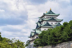 日本城堡在名古屋。夏天的日子。著名的日本城堡与绿色屋顶.