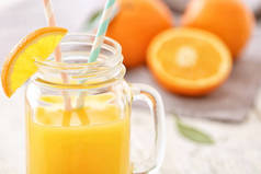 梅森瓶新鲜橙汁桌上, 特写