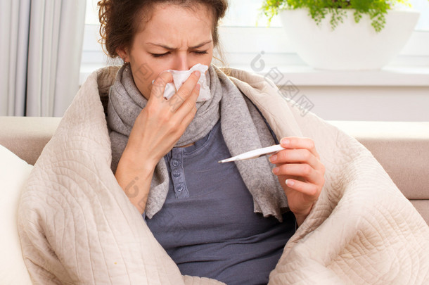生病的女人。流感。女人得了感冒。打喷嚏入组织