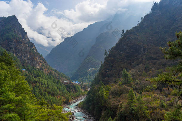 景观的喜马拉雅<strong>山山</strong>谷，珠穆朗玛峰地区尼泊尔