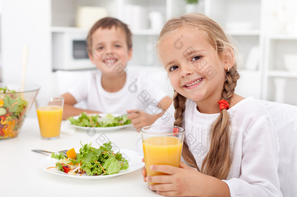 孩子们在吃健康餐