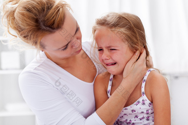 母亲安慰她哭泣的小女孩