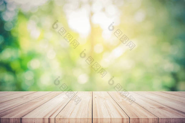 空的木桌上与模糊绿色自然抽象黑色