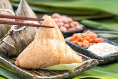 特写，复制空间，著名的亚洲美味食品在龙舟（段武）节，蒸饺子金字塔形包裹的竹叶由粘米原料